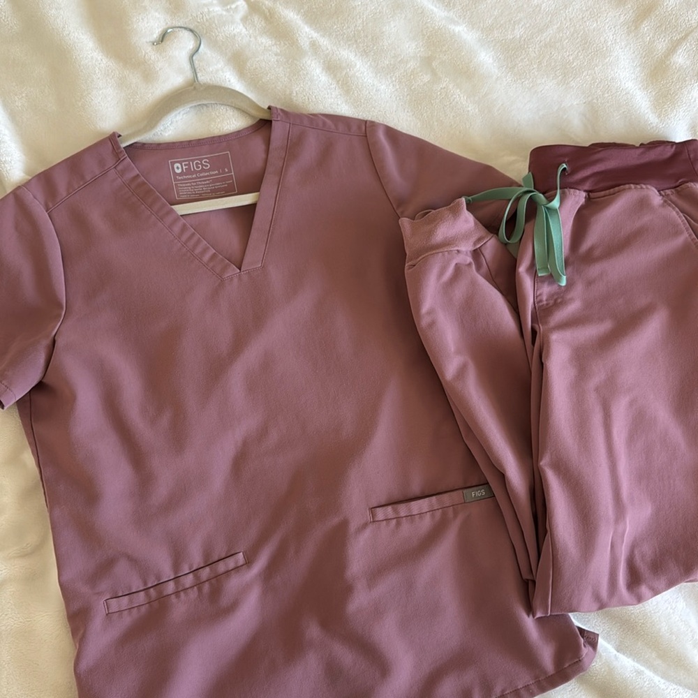 Mauve Figs Scrubs Set

Technical collection

Top: Small

Bottom: S/P Joggers